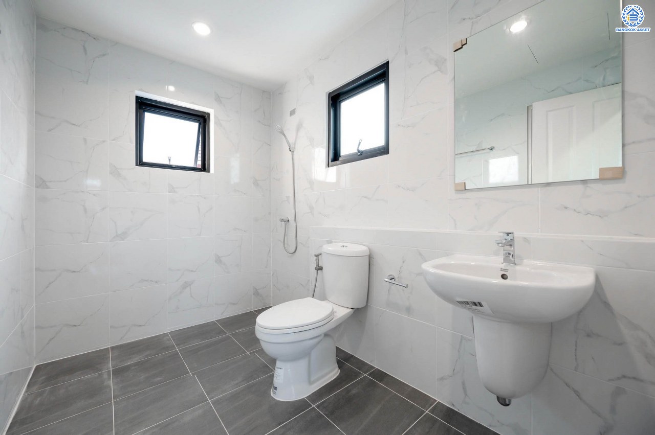 บ้านมือสองตกแต่งใหม่ โครงการ กฤษดานคร เลค แอนด์ พาร์ค บรมราชชนนี-พุทธมณฑลสาย3 เนื้อที่ 75 ตร.ว. บนพื้นที่ใช้สอย 121 ตร.ม. ฟังก์ชัน 3 ห้องนอน 2 ห้องน้ำ จอดรถได้ 2 คัน พร้อม 1 ห้องอเนกประสงค์บนทำเลศักยภาพเชื่อมต่อหลายเส้นทาง ใกล้เซ็นทรัลปิ่นเกล้า ม.มหิดล และทางด่วน "ศรีรัช"